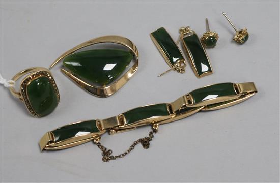 A suite of 9ct gold and jade jewellery, comprising bracelet, ring and two pairs of earrings and a similar brooch